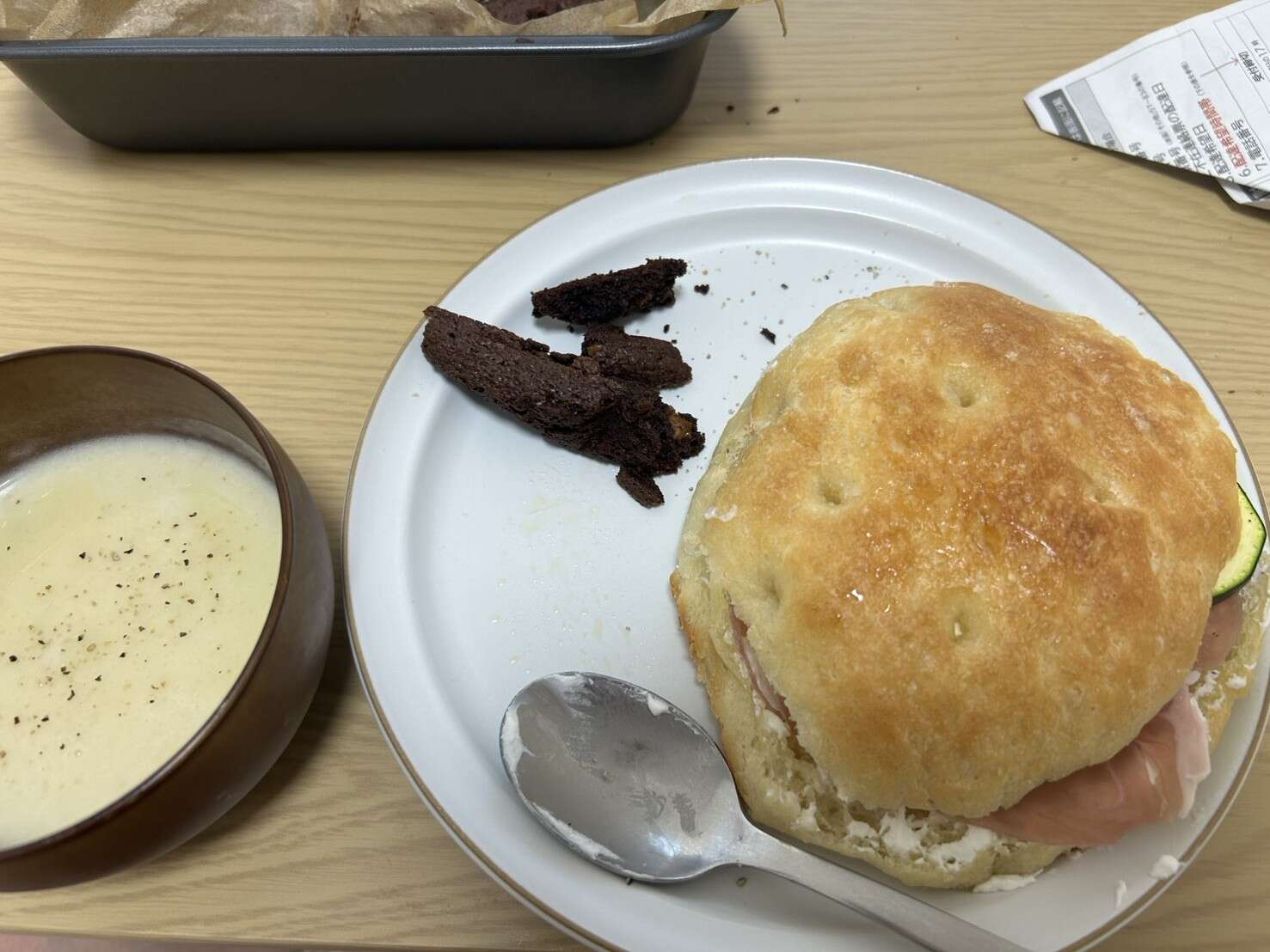 手作りパンとポタージュスープの朝食