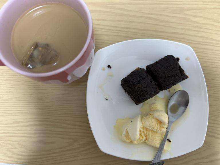 ブラウニーとアイスクリームのデザート