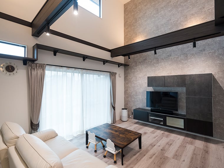 キャットウォークとバブルシャンデリアのある家 内装